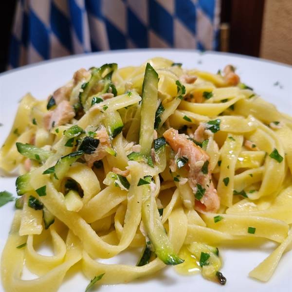 Tagliatelle salmone e zucchine #lagodigarda #trentino #gardalake #ristorantekapuziner